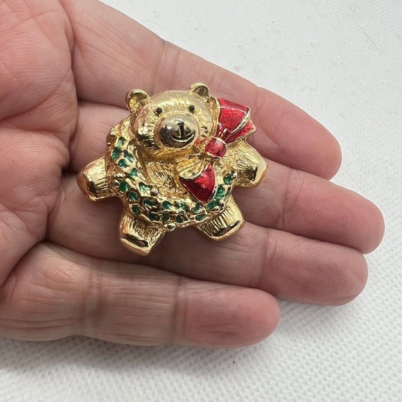Chubby Teddy Bear Christmas Wreath Enamel Brooch Pin Gold Tone Vintage Holiday - Picture 2 of 4